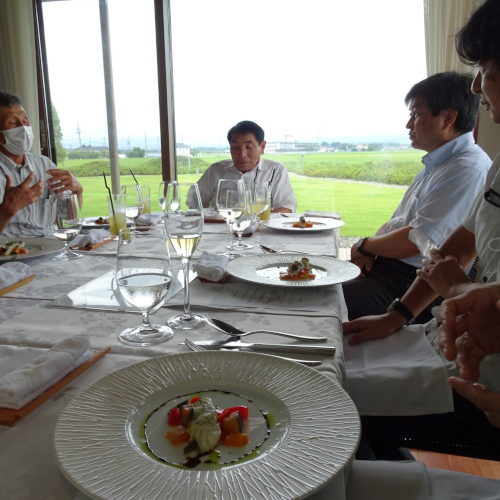 "「庄内植酸会」は、兵一さんをはじめとする有志で立ち上げられ、今に至る。野菜農家さんが多いのが特徴だ。庄内地方は、日本有数の穀倉地帯として知られるが、様々な種類の野菜も全国に出荷されている。そして、庄内植酸会の野菜の美味しさ・安全性は、地産地消のイタリアンで知られる「アルケッチァーノ」にも認められ、もう２０年のお付き合いになるという"